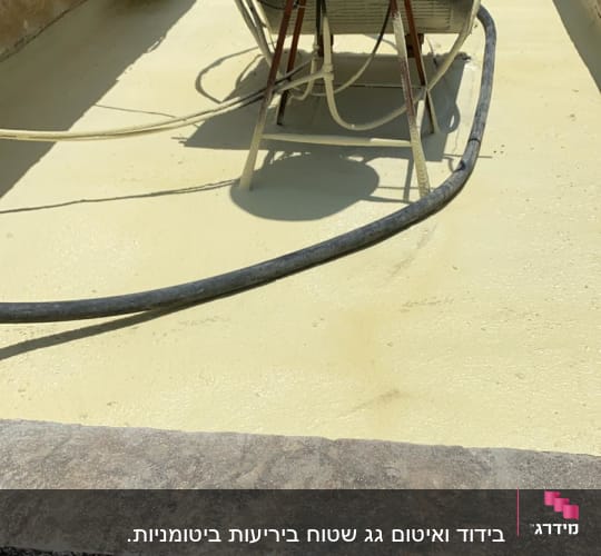 גג אטום עם חומר איטום לבן ומיכל מים